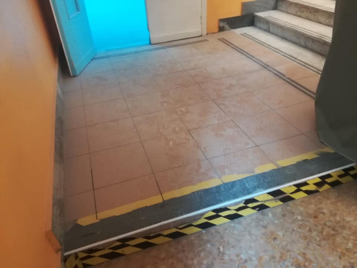 RIVOLI - Teppisti in azione alla primaria dell'IC Gozzano: scaricati gli estintori della palestra. Scuola chiusa per un giorno - FOTO