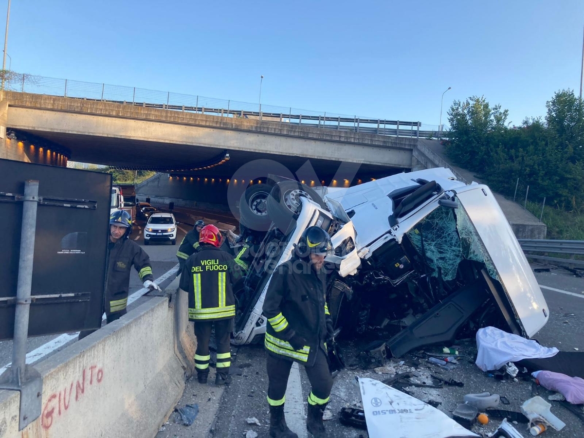 RIVOLI - Tir carico di carne esce fuori di strada al casello: due autotrasportatori feriti, uno grave - FOTO