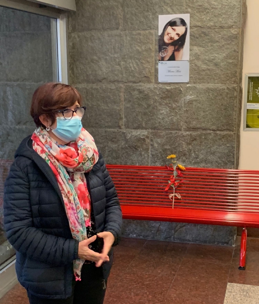 VENARIA - A un anno dall'uccisione, Maria Masi ricordata con una panchina rossa al Cto - FOTO