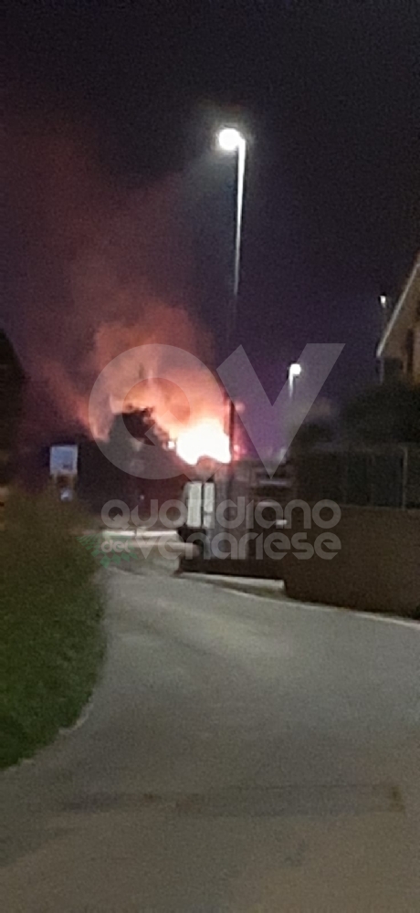 RIVOLI-VILLARBASSE - Cascina a fuoco durante la notte lungo la provinciale: non è escluso l'atto doloso - FOTO