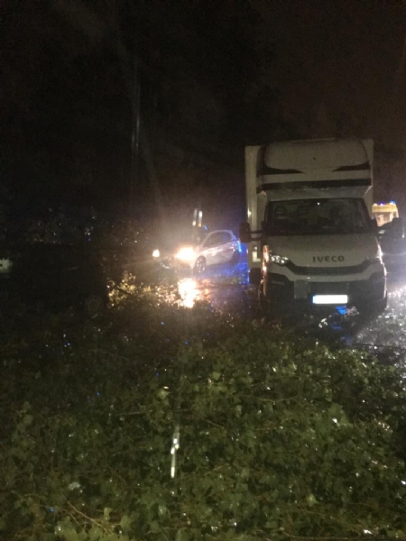 MALTEMPO - Furgone colpito da un albero in tangenziale: donna ferita. Forti danni in diverse cittadine