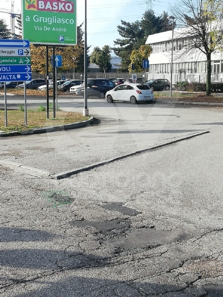 GRUGLIASCO - I motociclisti puntano il dito contro il rialzo non segnalato: «è pericoloso»