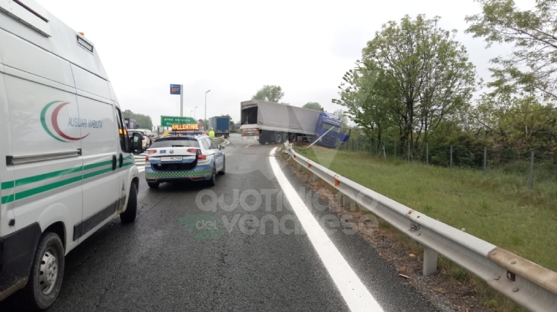RIVOLI - Tir esce di strada all'altezza dell'area di servizio della tangenziale - FOTO