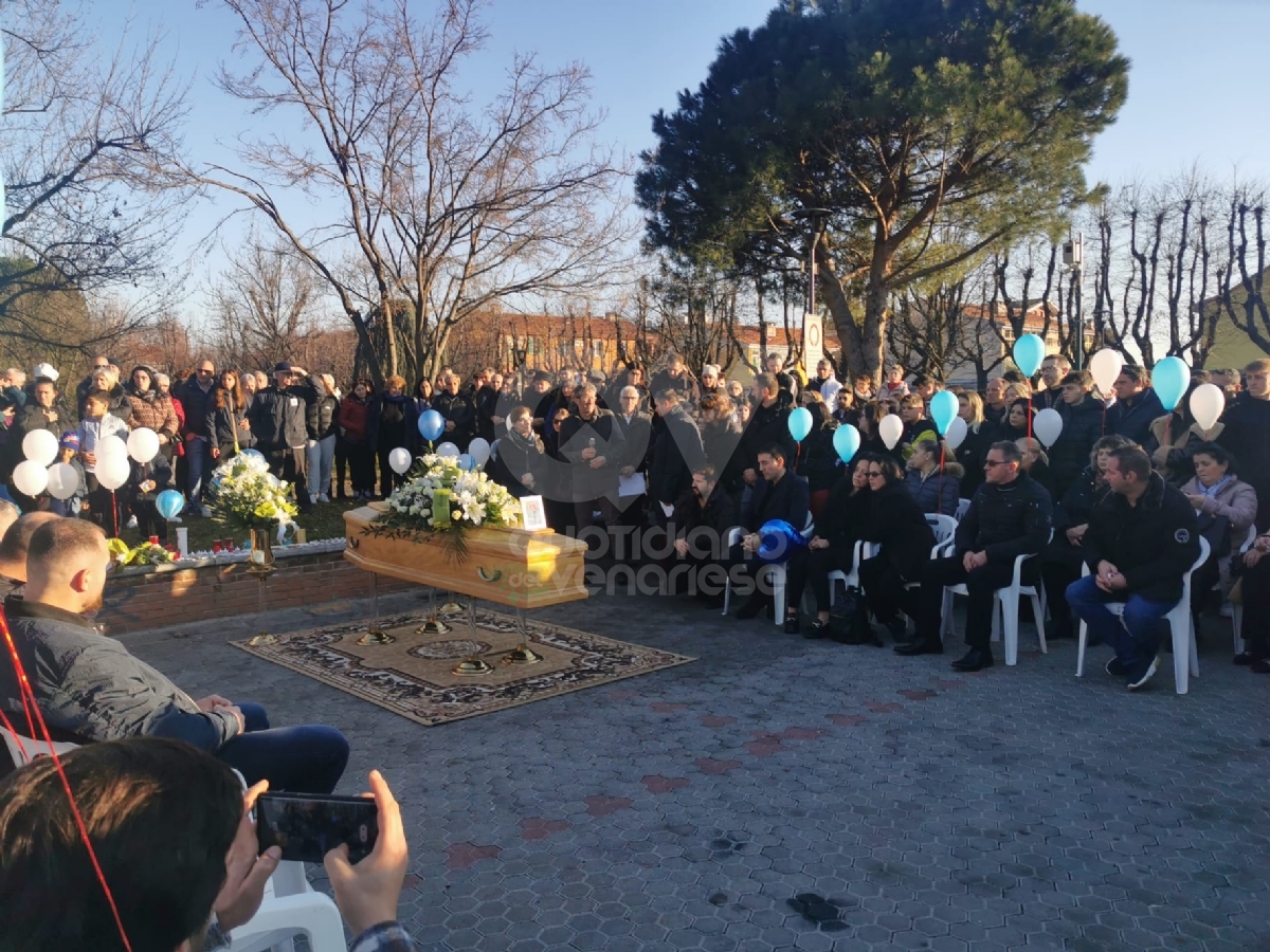 CASELLE - Palloncini biancoazzurri e lacrime, una folla di gente per l'ultimo abbraccio a Blendi Halili - FOTO