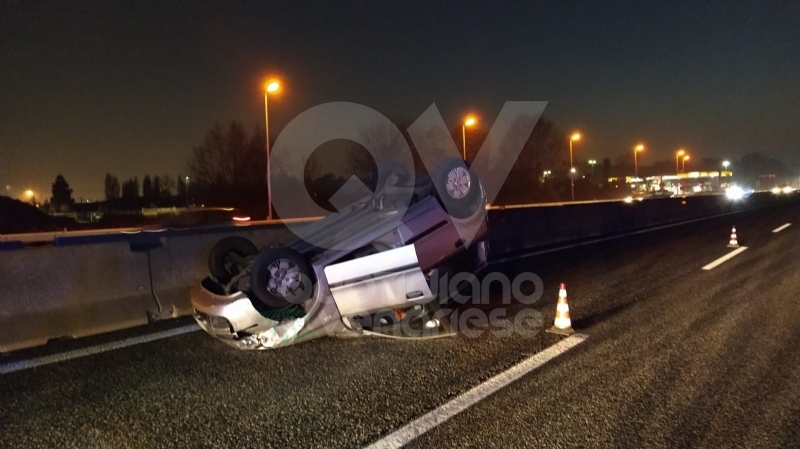 INCIDENTE IN TANGENZIALE - Scontro fra tre auto: una si ribalta, una persona ferita FOTO