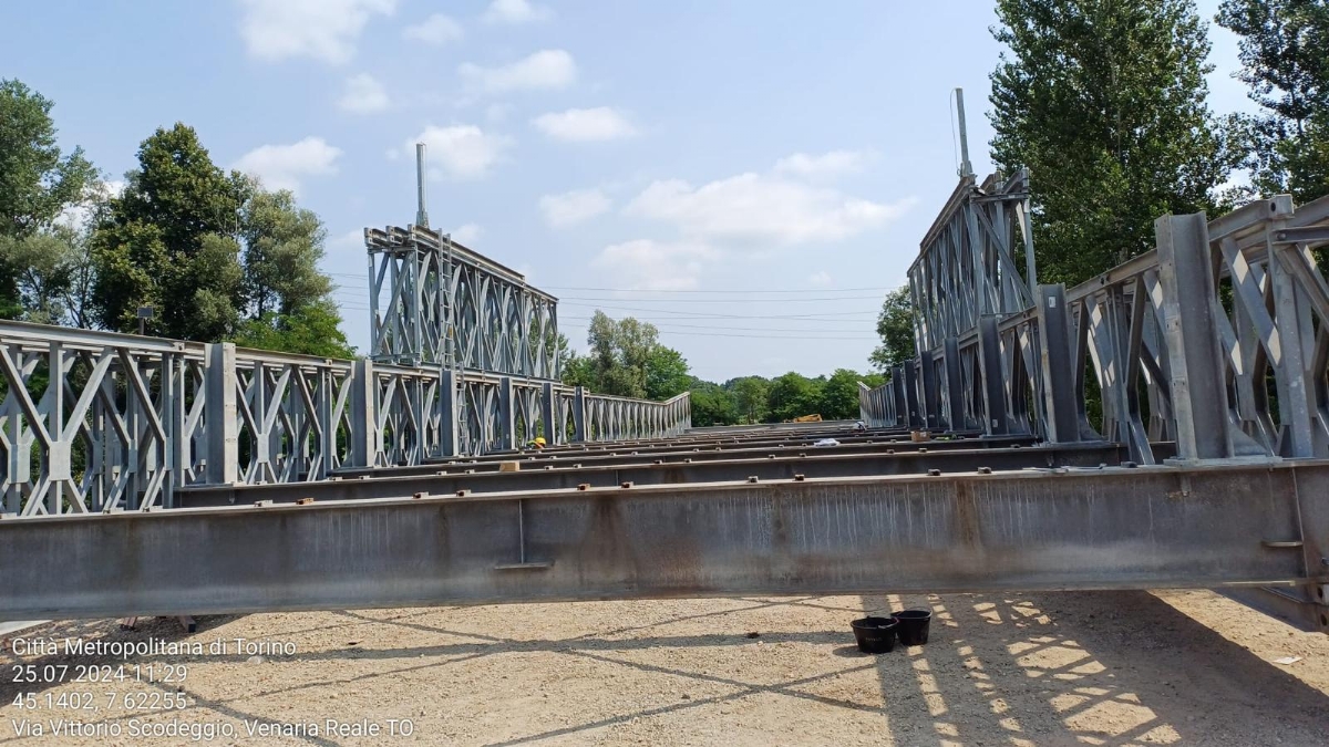 VENARIA - Posizionato il ponte provvisorio sul Ceronda in «sostituzione» del Castellamonte - FOTO