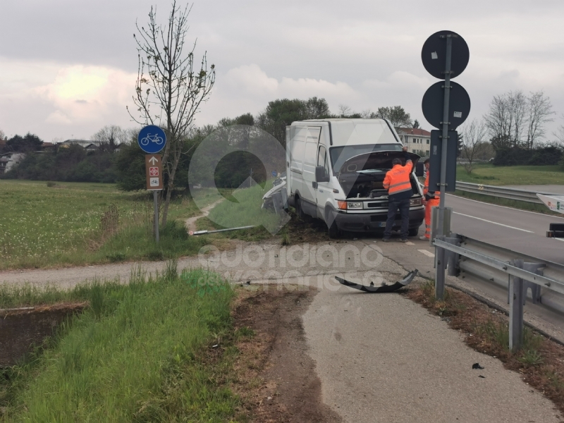 DRUENTO - Scontro al curvone della provinciale 8: auto esce di strada e si ribalta - FOTO