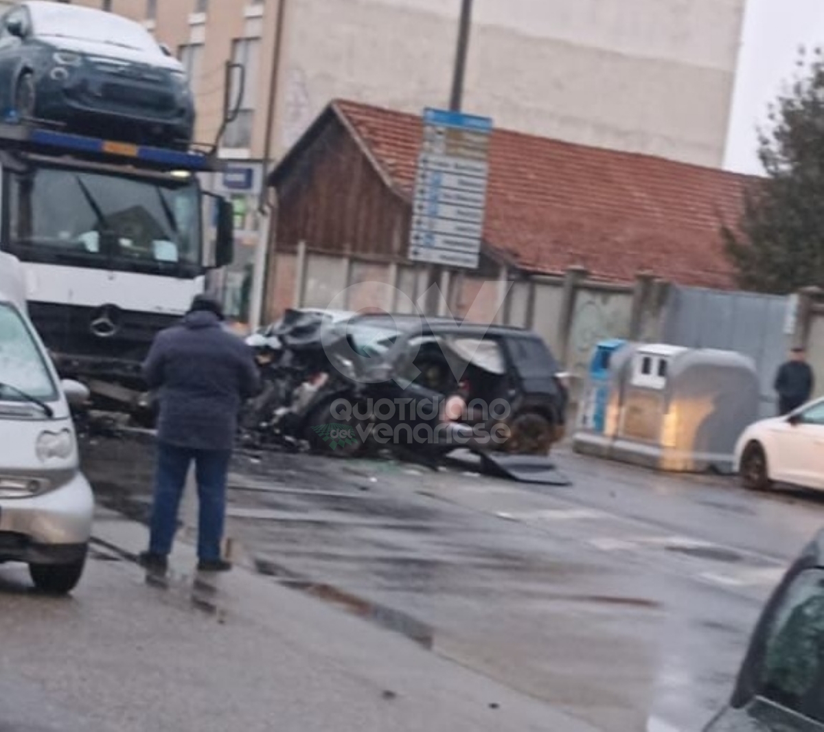 INCIDENTE A VENARIA - Scontro bisarca-suv in corso Garibaldi: un ferito e code chilometriche - FOTO