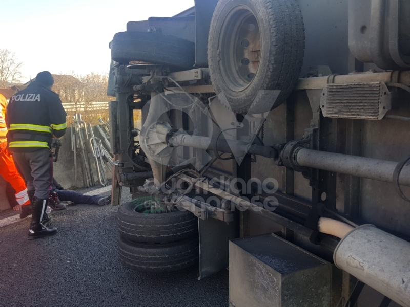 INCIDENTE SULLA TORINO-CASELLE - Camion si ribalta: tre feriti, caos e code sul raccordo - FOTO