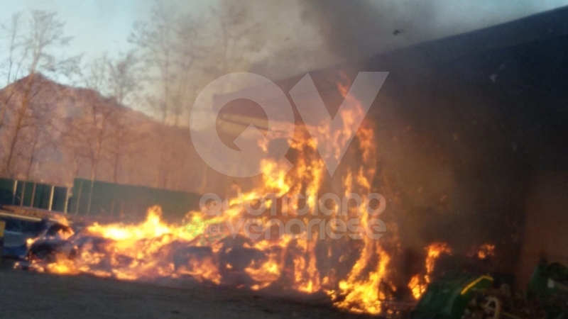 COLLEGNO - Inferno alla «Cascina Serpera»: a fuoco il fienile dell'azienda agricola Bosco
