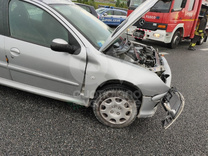 RIVOLI - Testacoda in tangenziale dopo aver urtato il guardrail: coppia rimane ferita