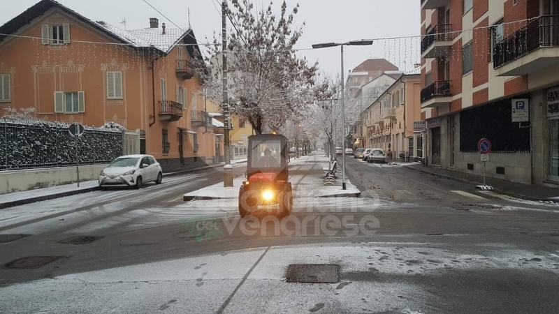 LA NEVE E' ARRIVATA - Strade imbiancate, mezzi spargisale in azione già dalla notte FOTO