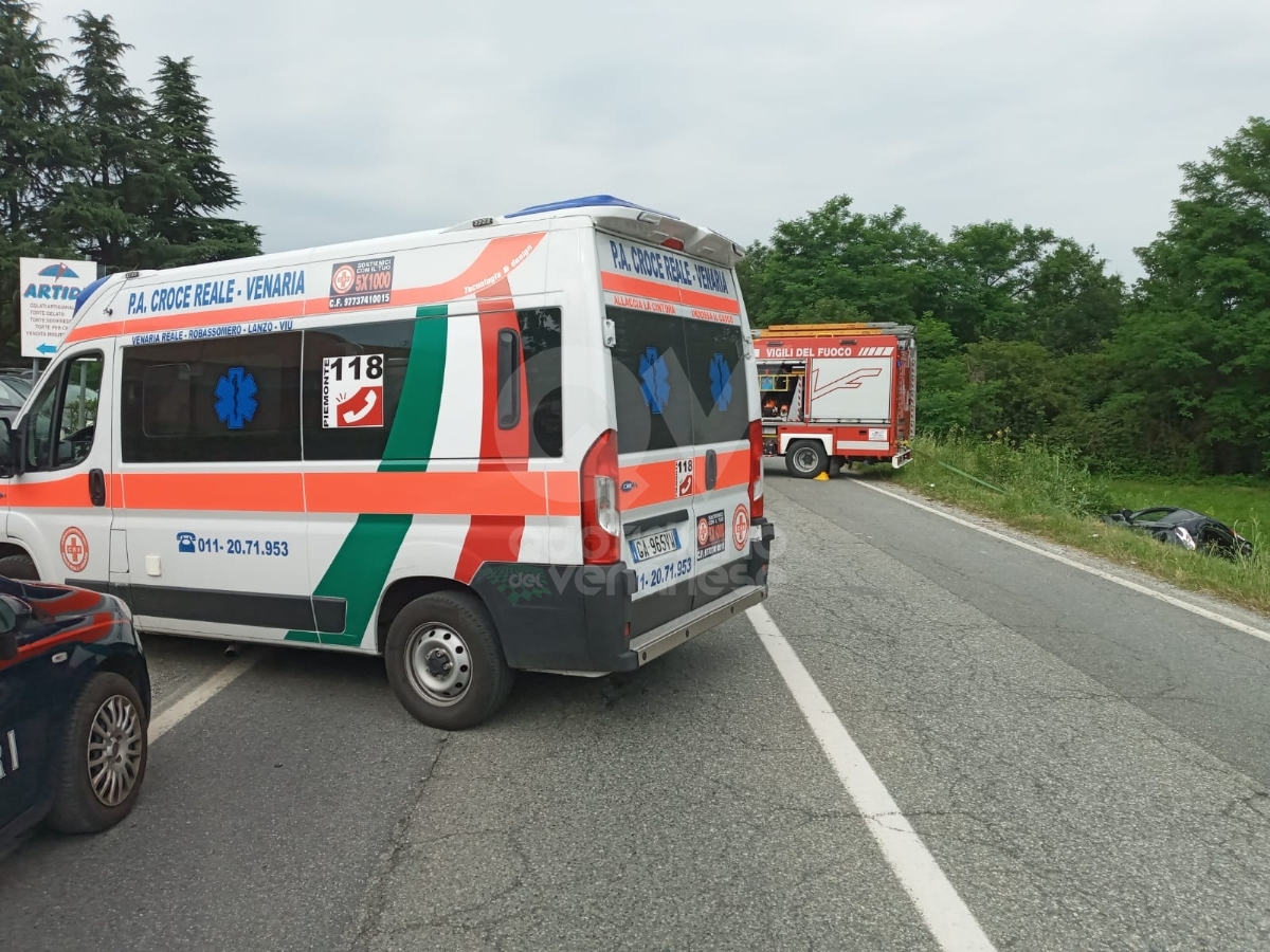 ROBASSOMERO-CIRIE' - Autobus impazzito si schianta contro tre auto: due feriti - FOTO