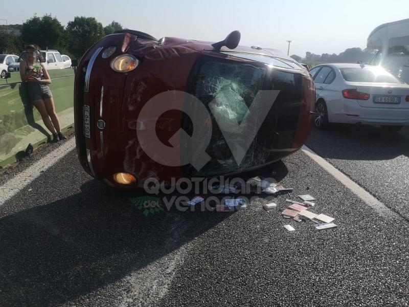 TANGENZIALE NORD TORINO - Scontro allo svincolo di Savonera, traffico in tilt. Auto ruote all'aria sulla terza corsia - FOTO