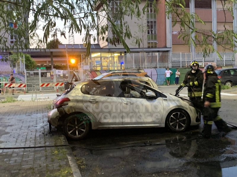 RIVOLI - Dopo mesi, le auto tornano ad essere distrutte dalle fiamme - FOTO