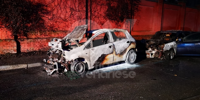 VENARIA - Cinque auto distrutte dalle fiamme in via Montello