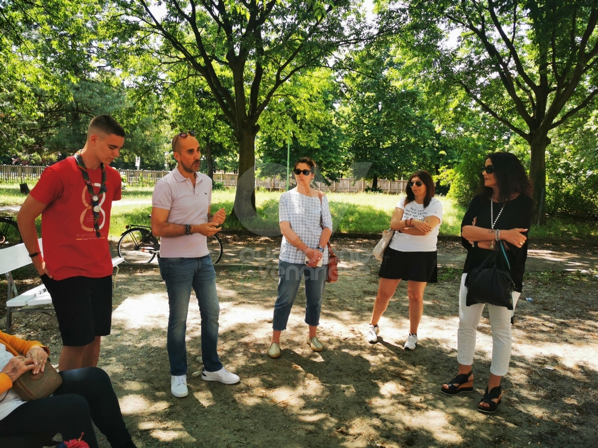 VENARIA - Panchine rimesse a nuovo al parco Magellano di Altessano grazie al Gruppo Scout Venaria Reale 1 - FOTO