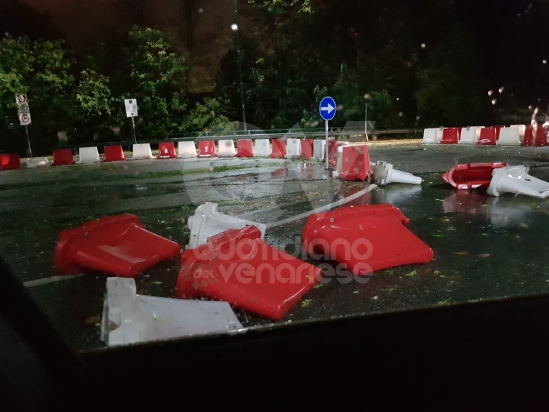 MALTEMPO - Albero e una insegna crollati sulle auto, strade allagate