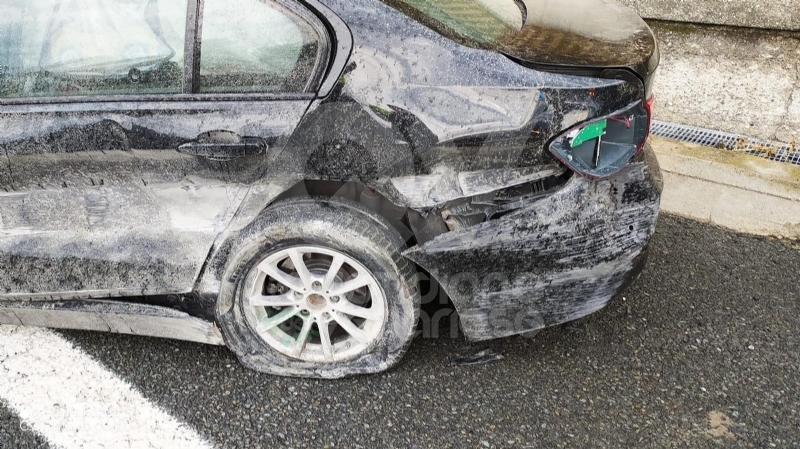 RIVOLI - Paura in tangenziale: scoppia lo pneumatico, conducente finisce in ospedale - FOTO