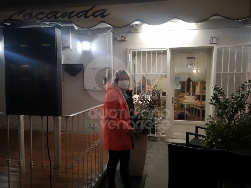 VENARIA - Coronavirus, serrande alzate per protesta: i commercianti vogliono aiuti dallo Stato