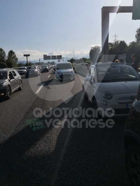 COLLEGNO - Maxi tamponamento in tangenziale : cinque mezzi coinvolti, un ferito