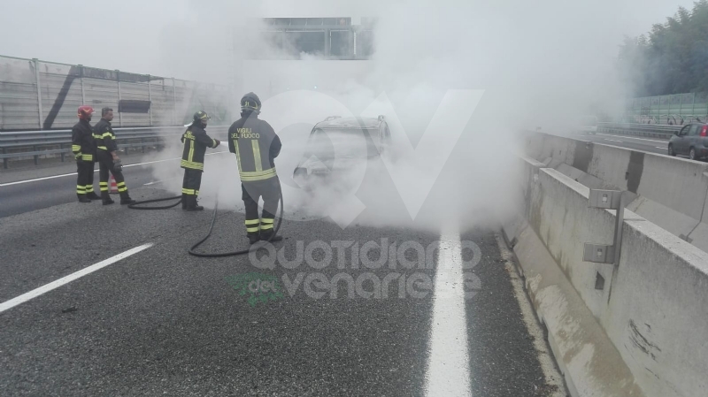 RIVOLI - Auto a gpl a fuoco mentre è in marcia in tangenziale: conducente salvo per miracolo