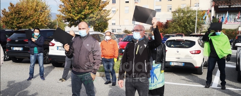 RIVOLI - «Tu sì, tu no. Senza Dpi non ci sto»: protesta di infermieri e operatori sanitari Asl To3