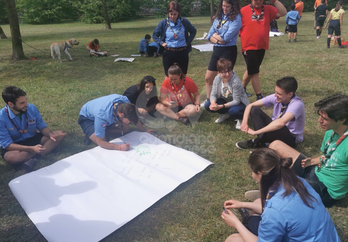 VENARIA - Guanti, sacchi neri e tanta volontà: così gli scout hanno ripulito il parco Magellano - FOTO