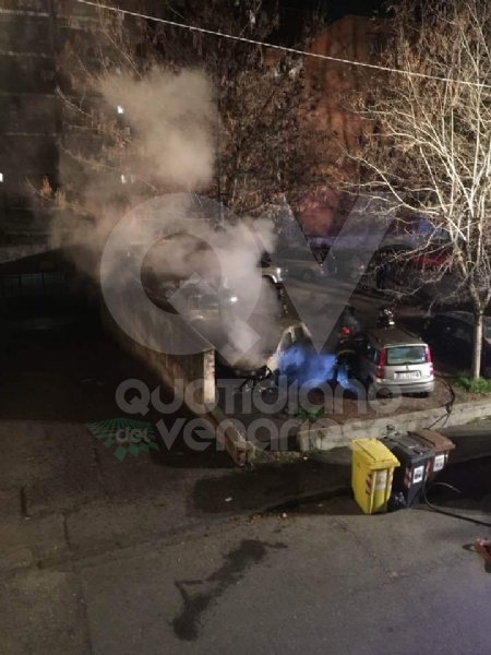 VENARIA - Auto a fuoco nel parcheggio di via Rossini: cortocircuito o atto doloso?