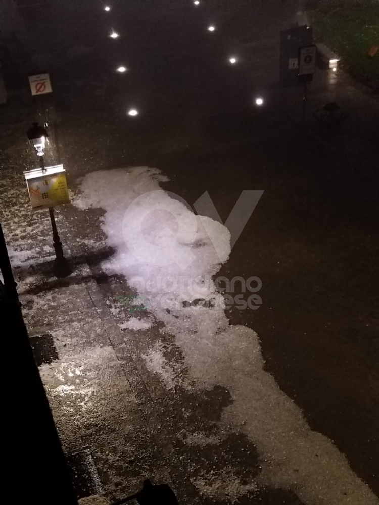 VIOLENTA GRANDINATA - In tutta la zona: chicchi enormi e forte vento. Danni alle auto - FOTO