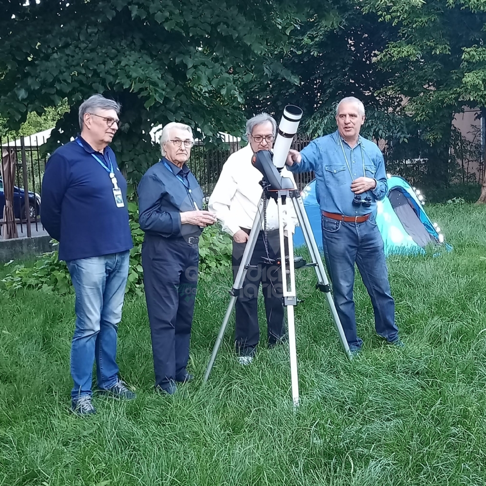 VENARIA - I bambini della «8 Marzo» con il naso all'insù a osservare la Luna e Venere - FOTO