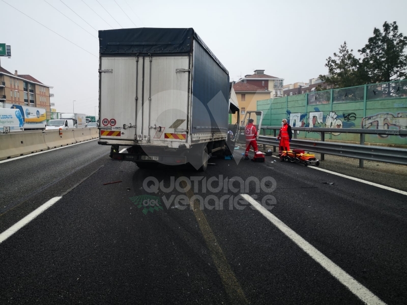 RIVOLI - Incidente in tangenziale: ferito autotrasportatore. Caos e lunghe code - FOTO