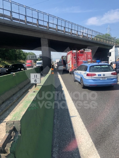 COLLEGNO - Incidente in tangenziale: tre veicoli coinvolti, un'auto ribaltata e quattro feriti