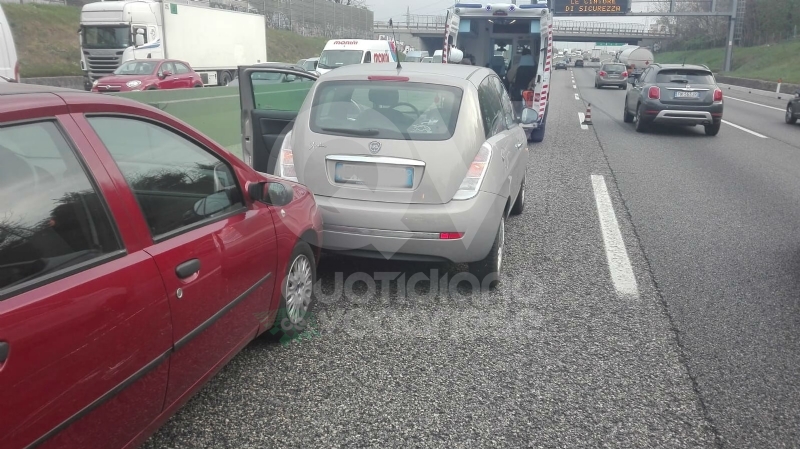 COLLEGNO - Caos e disagi in tangenziale: tamponamento fra quattro auto. Due persone ferite
