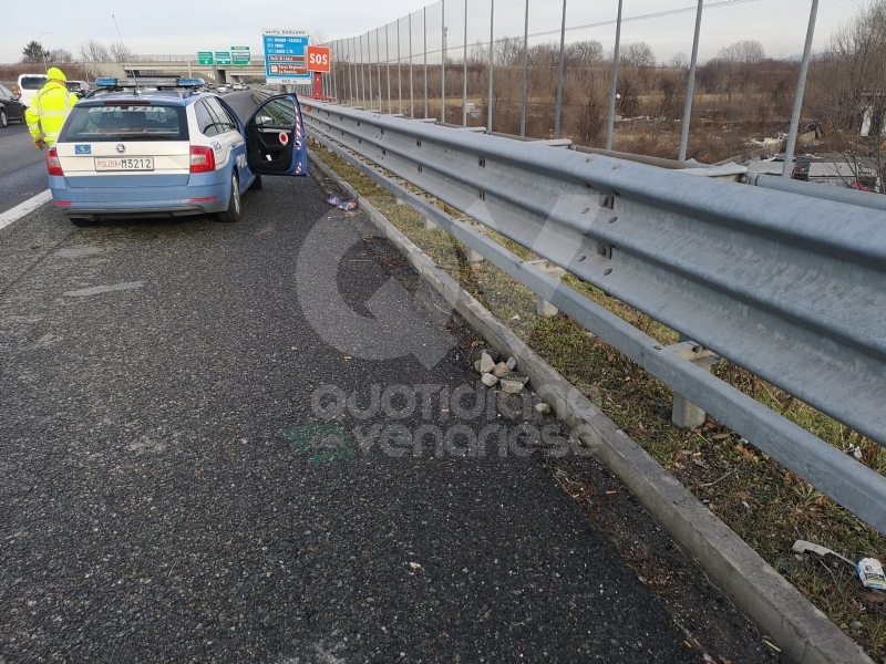 TORINO-BORGARO - Lancio di sassi dal campo nomadi in tangenziale: colpita una macchina