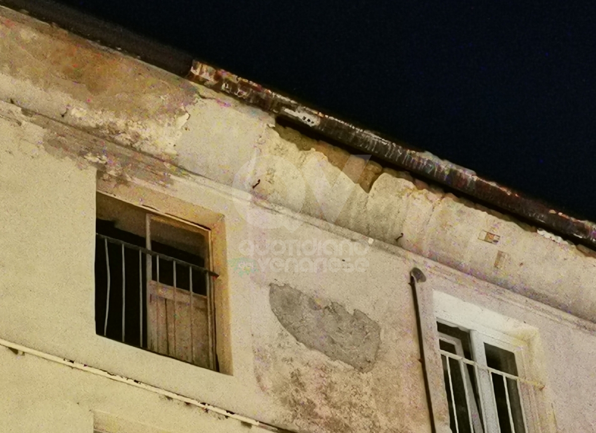 VENARIA - Paura in via Mensa: crollano calcinacci dal tetto - FOTO