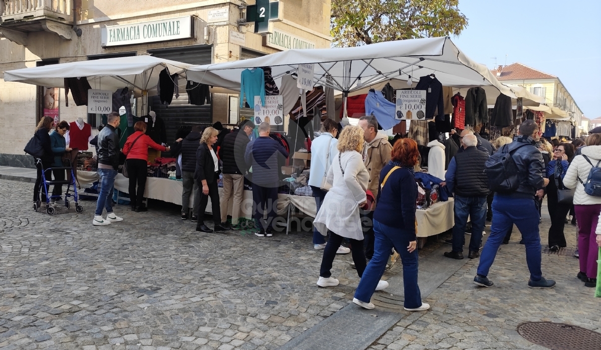 VENARIA - Centro gremito per il mercato del «Crocetta Più in Tour» - FOTO