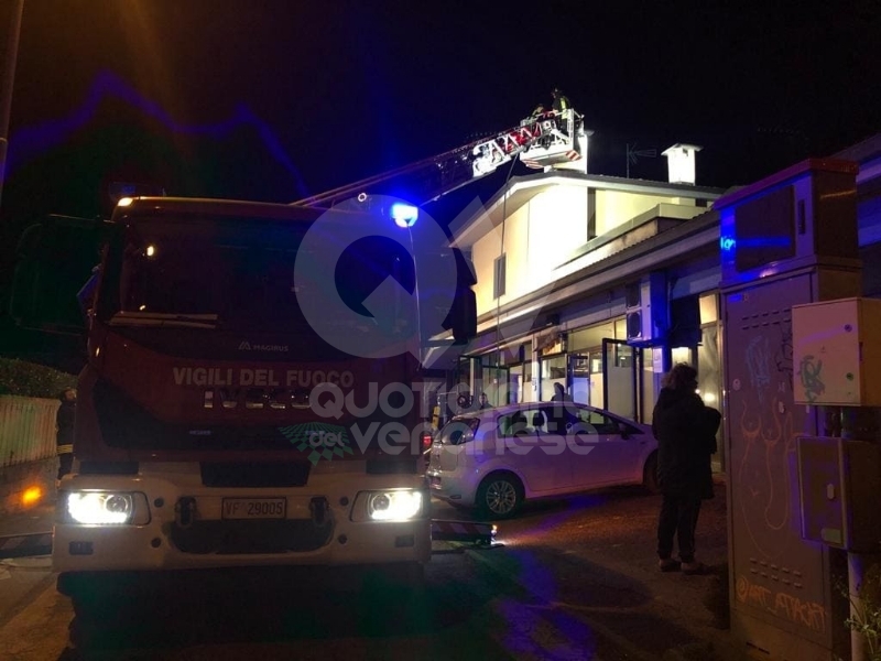 ALPIGNANO - A fuoco il tetto della panetteria di via Garibaldi: ingenti i danni