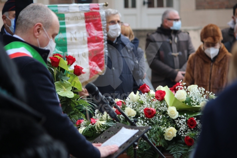 COLLEGNO - I funerali di Ottorino Cirella: rose rosse e un drappo granata sulla bara - FOTO