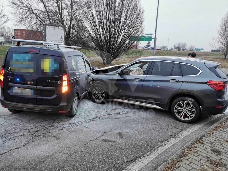 COLLEGNO - Scontro furgoncino-auto in via Spagna: una persona ferita - FOTO
