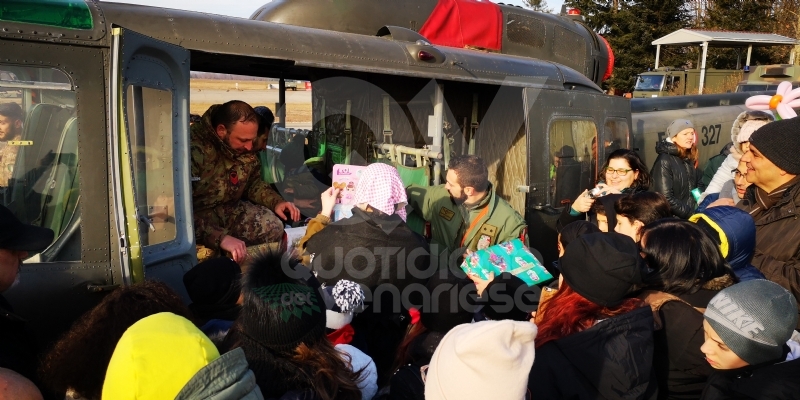 VENARIA - La Befana arriva all'eliporto: tanti regali per i bambini - FOTO