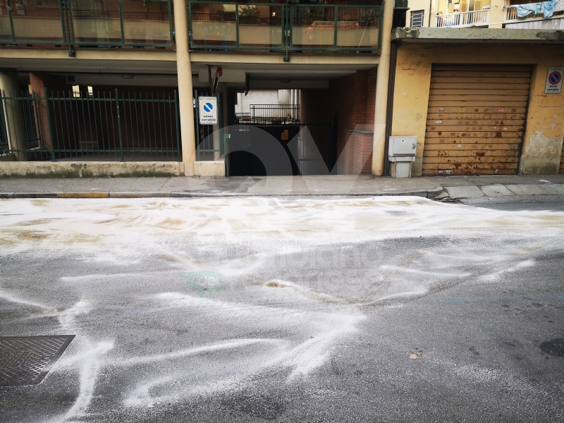 VENARIA - Autobus perde il gasolio e provoca il tamponamento fra tre auto