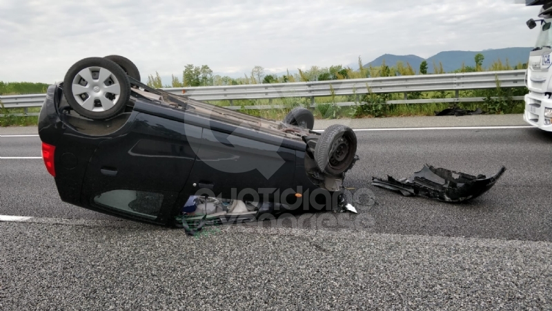RIVOLI - Primo incidente della «Fase 2» in tangenziale: 27enne si ribalta con la sua auto, ferito