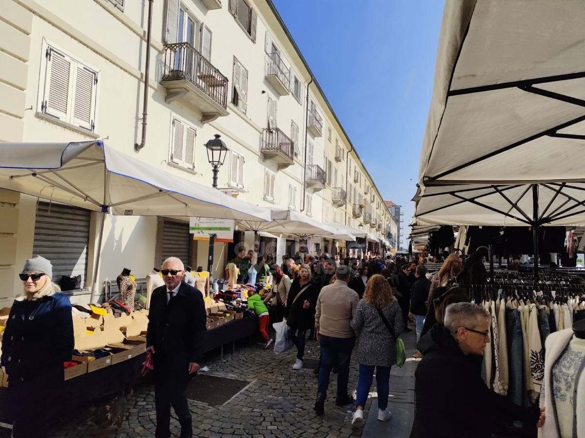 VENARIA - Centro gremito per il mercato del «Crocetta Più in Tour» - FOTO