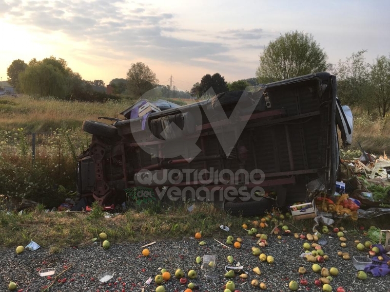 COLLEGNO-VOLPIANO - Furgone carico di frutta finisce fuori strada: 42enne rimasto ferito