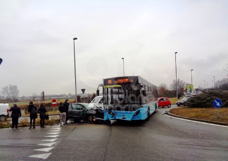GRUGLIASCO - Incidente in corso Torino: scontro bus-Fiat Punto, una persona ferita - FOTO
