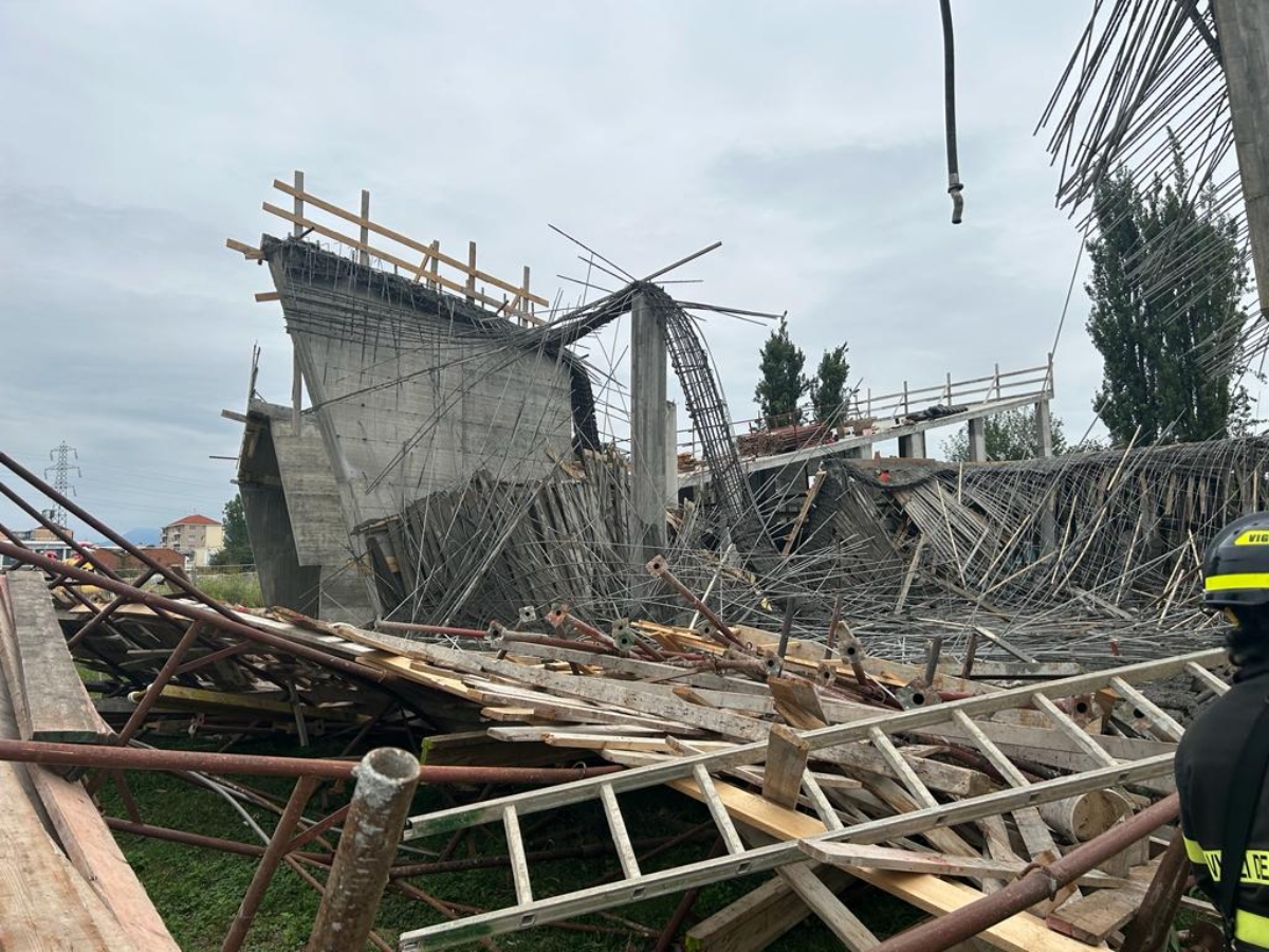 CROLLA UN PONTEGGIO A RIVOLI - Quattro operai rimasti feriti - FOTO