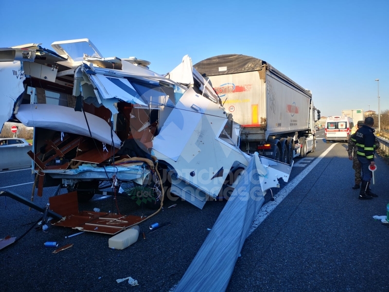 BORGARO-CASELLE - Camper si schianta contro un tir in tangenziale: due feriti gravi