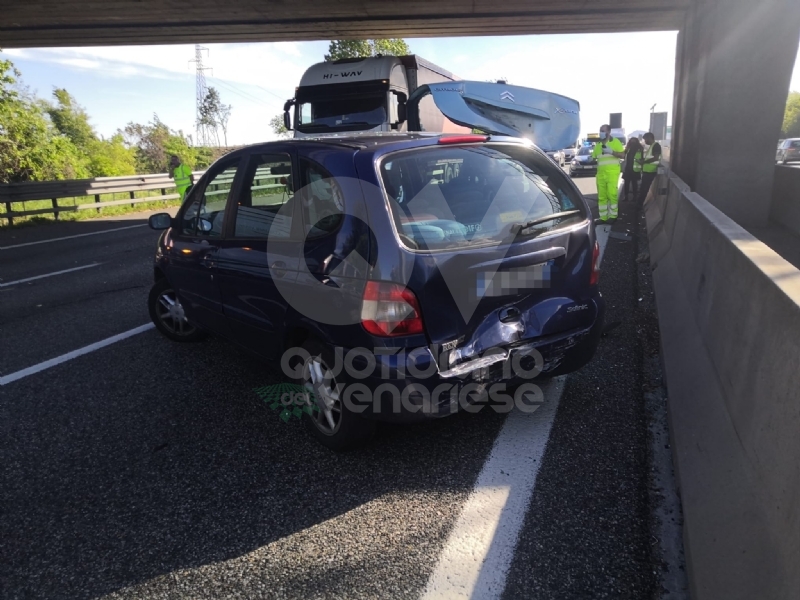 TANGENZIALE TORINO - Incidente a Collegno: tre auto coinvolte, tre feriti e traffico in tilt - FOTO
