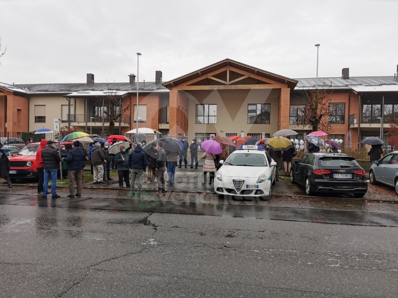 VENARIA - Alla «Piccola Reggia» i morti sono saliti a 30. Sit-in di protesta davanti alla struttura